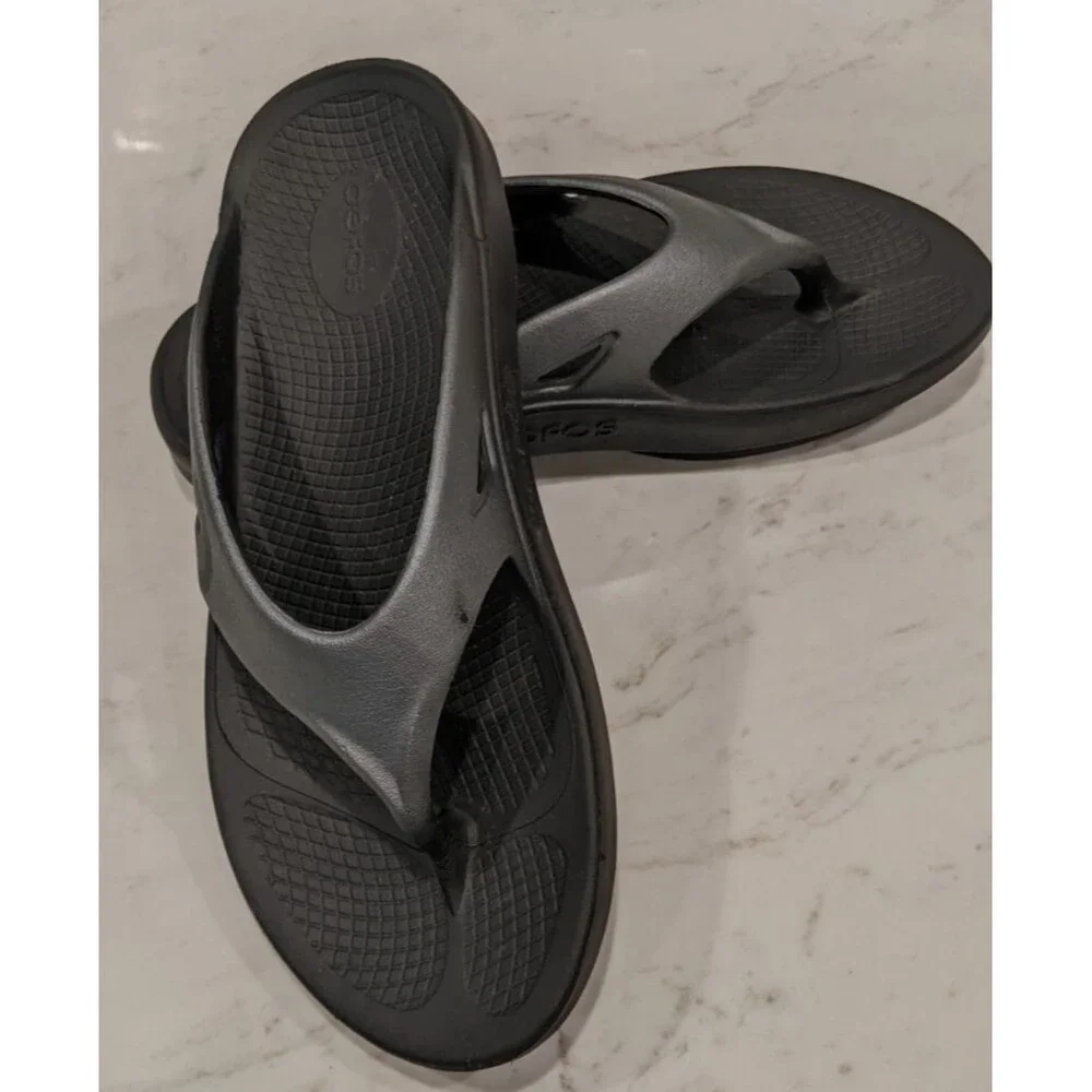 Unisex OOFOS OOriginal Sport Logo Thong Sandals in Graphite M-10/ W-12